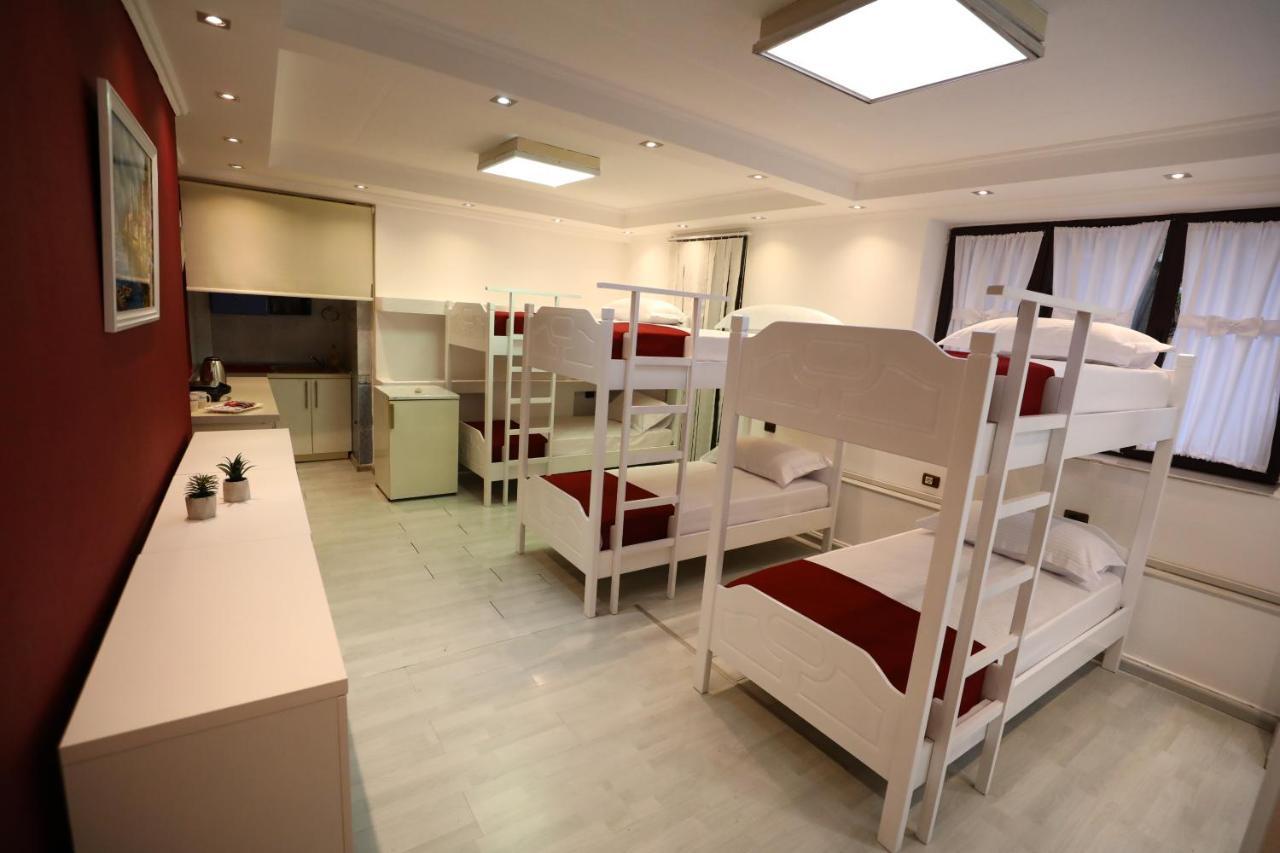 Little Corner Hostel ติรานา ภายนอก รูปภาพ
